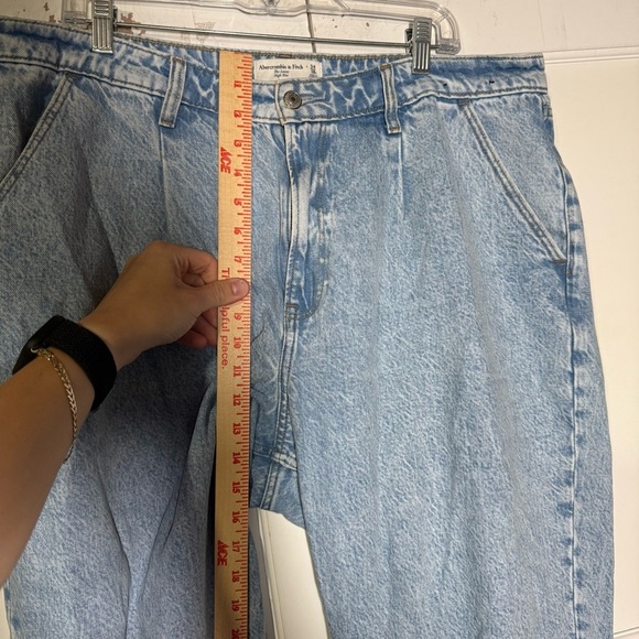 Abercrombie The Loose High Rise Jeans CURVE LOVE Size 34 / 18 Lighter Wash - Picture 4 of 8